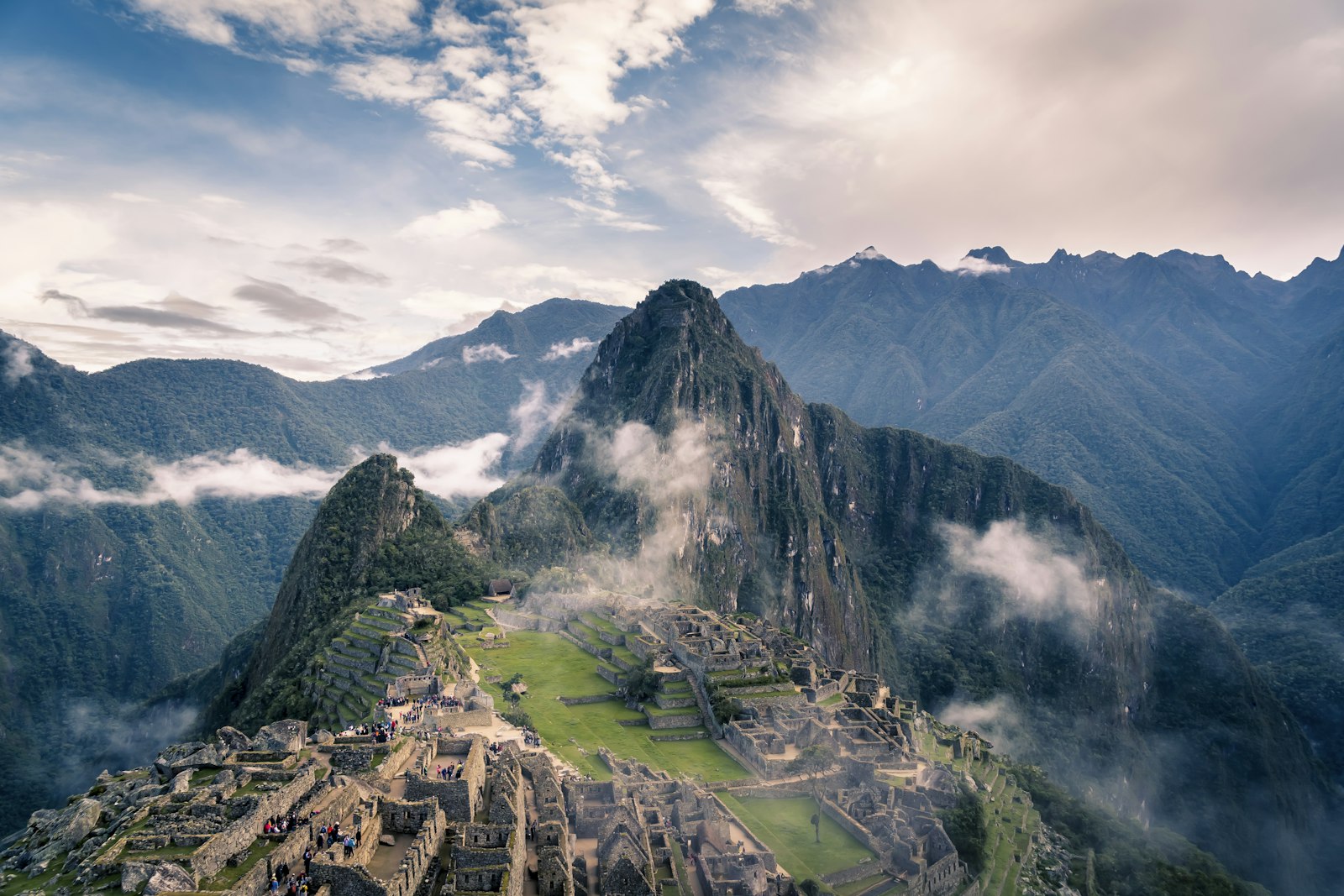 Machu Picchu entre montañas y nubes